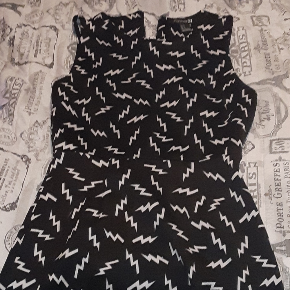 Short lightning black and white dress